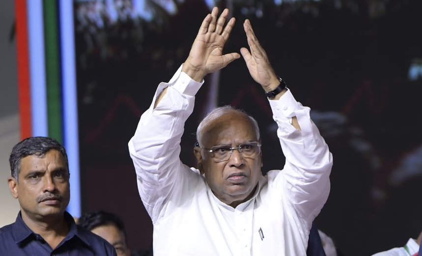 Kharge : PM Modi's Foreign Policy Creating Enemies Around India