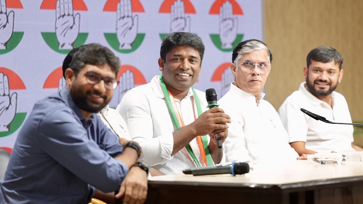 Ex-IAS Kannan Gopinathan joins Congress