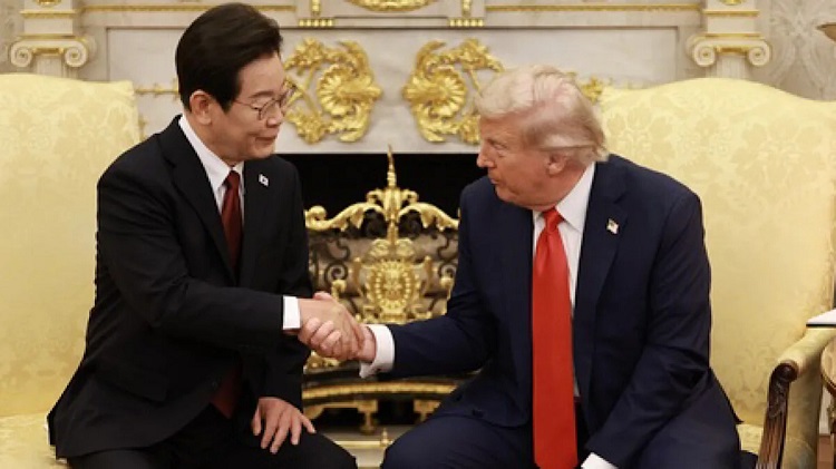 Trump arrives in South Korea for high-stakes summits with Lee, Xi