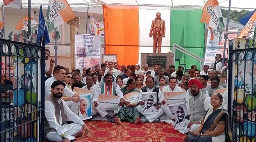 'Yogi-Modi' police resorts to lathi-charge on MGNREGA Bachao protesters