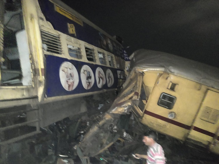 6 Dead,45 Injured As Express Train Collides With Stationary Passenger Train In Andhra- Fast Mail News